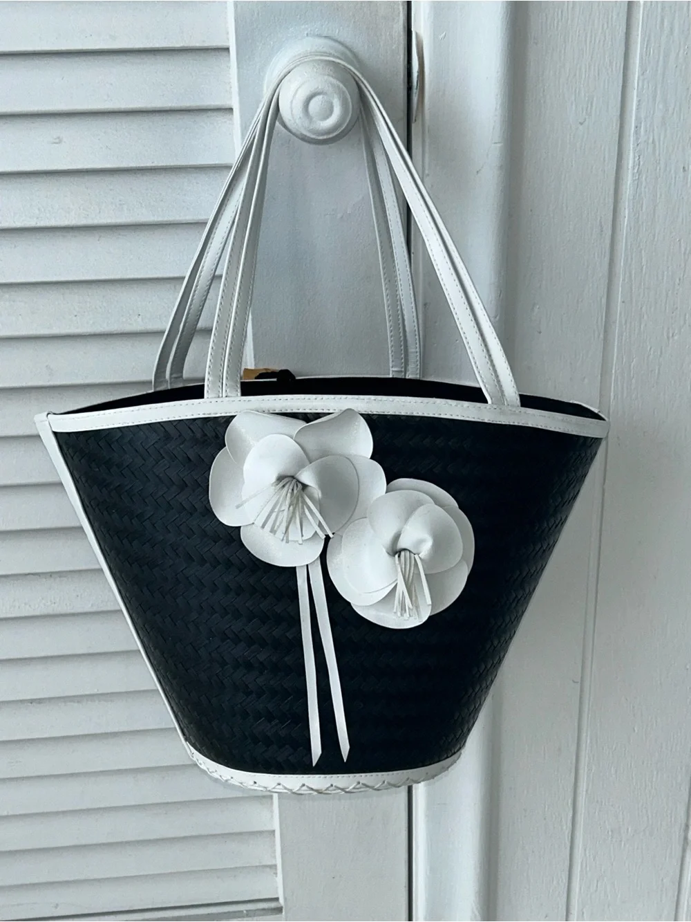 Black Straw Shoulder bag tote with leather white flowers. Like New!